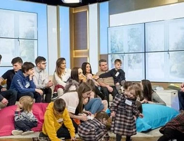 Η πιο μεγάλη οικογένεια της Βρετανίας επισκέφθηκε σήμερα το στούντιο τηλεοπτικής εκπομπής (βίντεο)